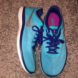 NIKE // FITSOLE Tennis Shoes